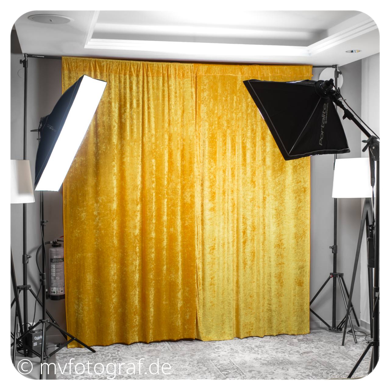 Fotoecke Die Fotoecke mit mobilen Studiolicht und Hintergrund